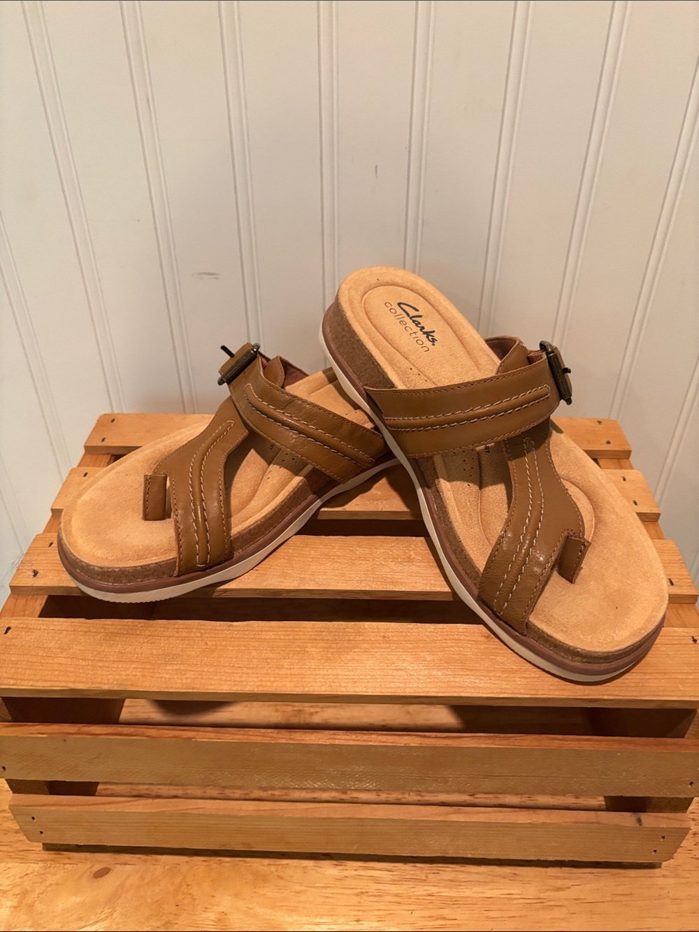 NWOT Clarks Collection Bryann Brown Leather Toe-Loop Sandals Size 8.5